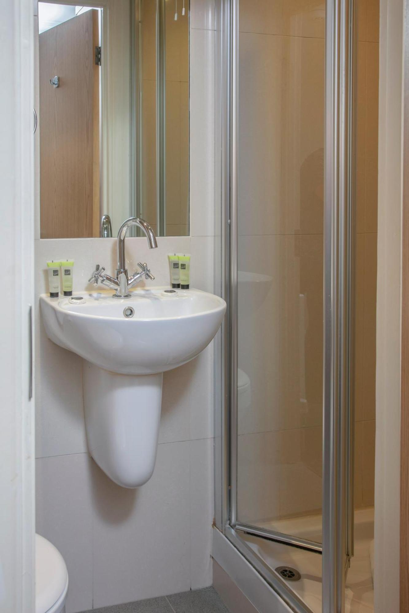 Queensway Hotel, Sure Hotel Collection By Best Western Лондон Стая снимка
